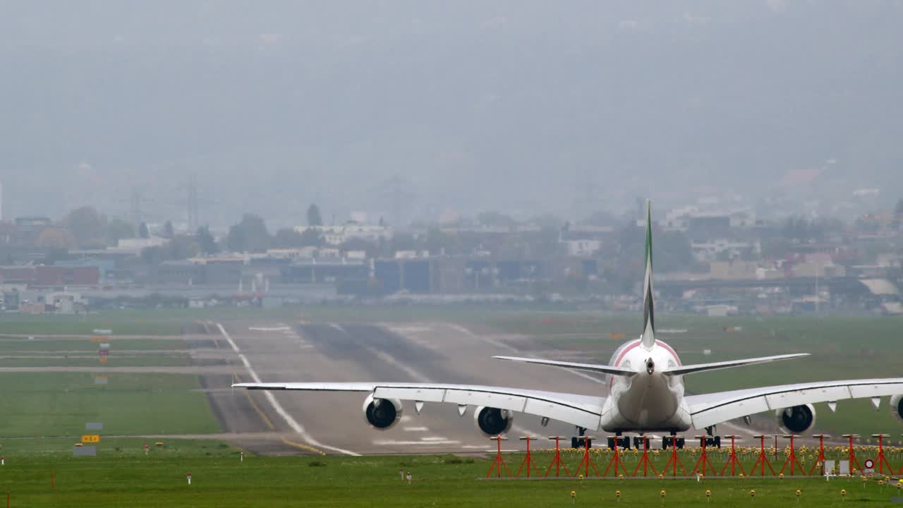 空中客车A380-800超大型客机起飞视频素材