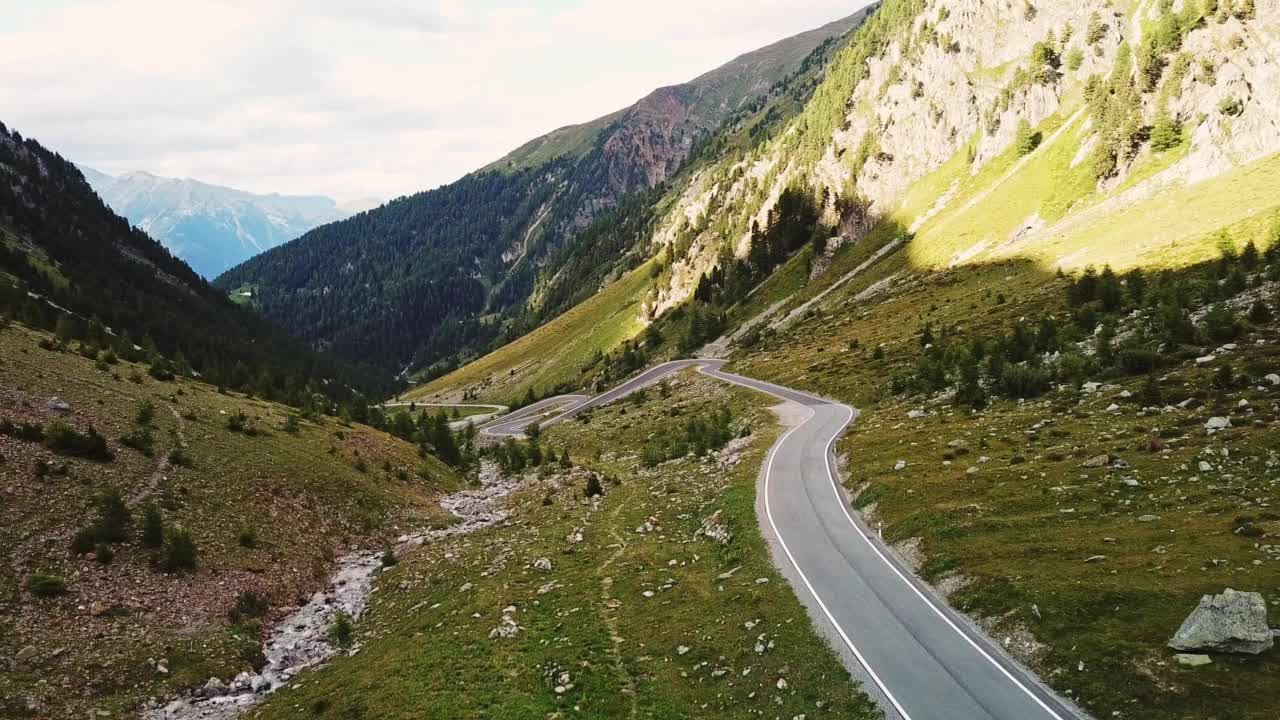 在白云岩中蜿蜒的道路视频素材