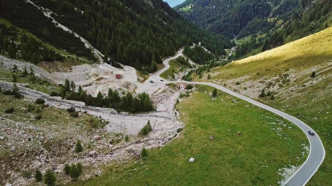 在白云岩中蜿蜒的道路视频素材