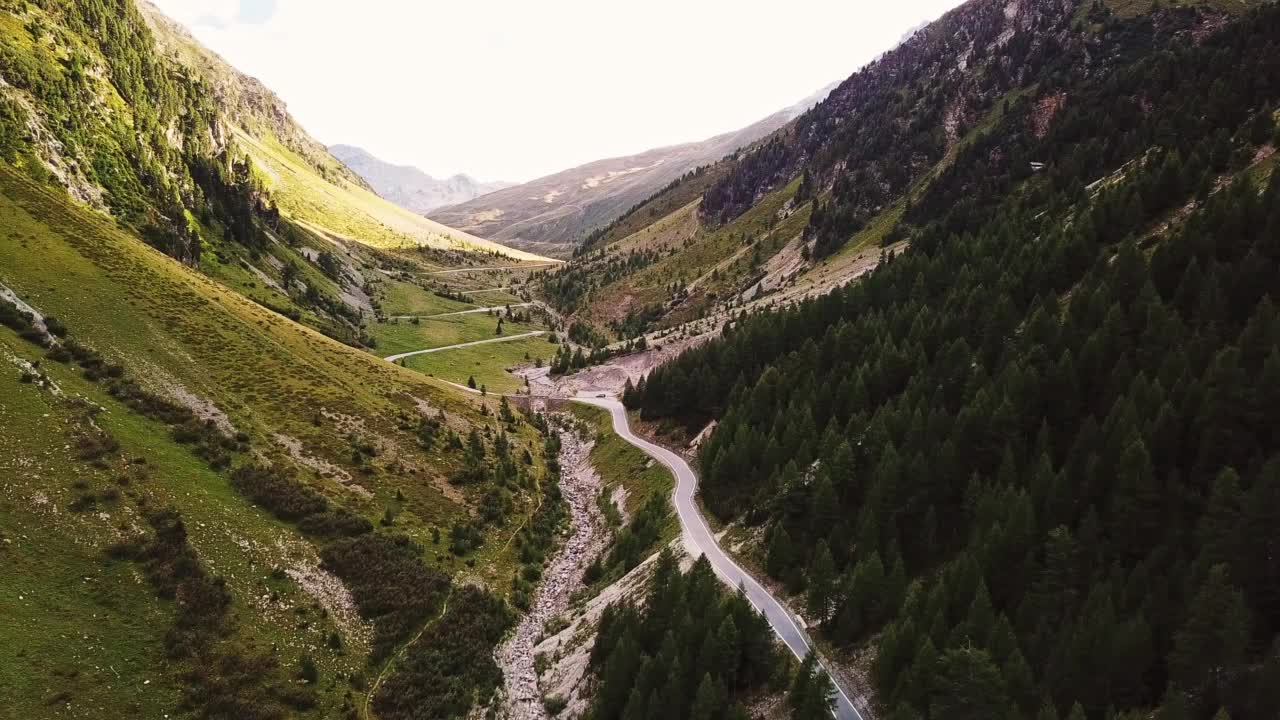 在白云岩中蜿蜒的道路视频素材