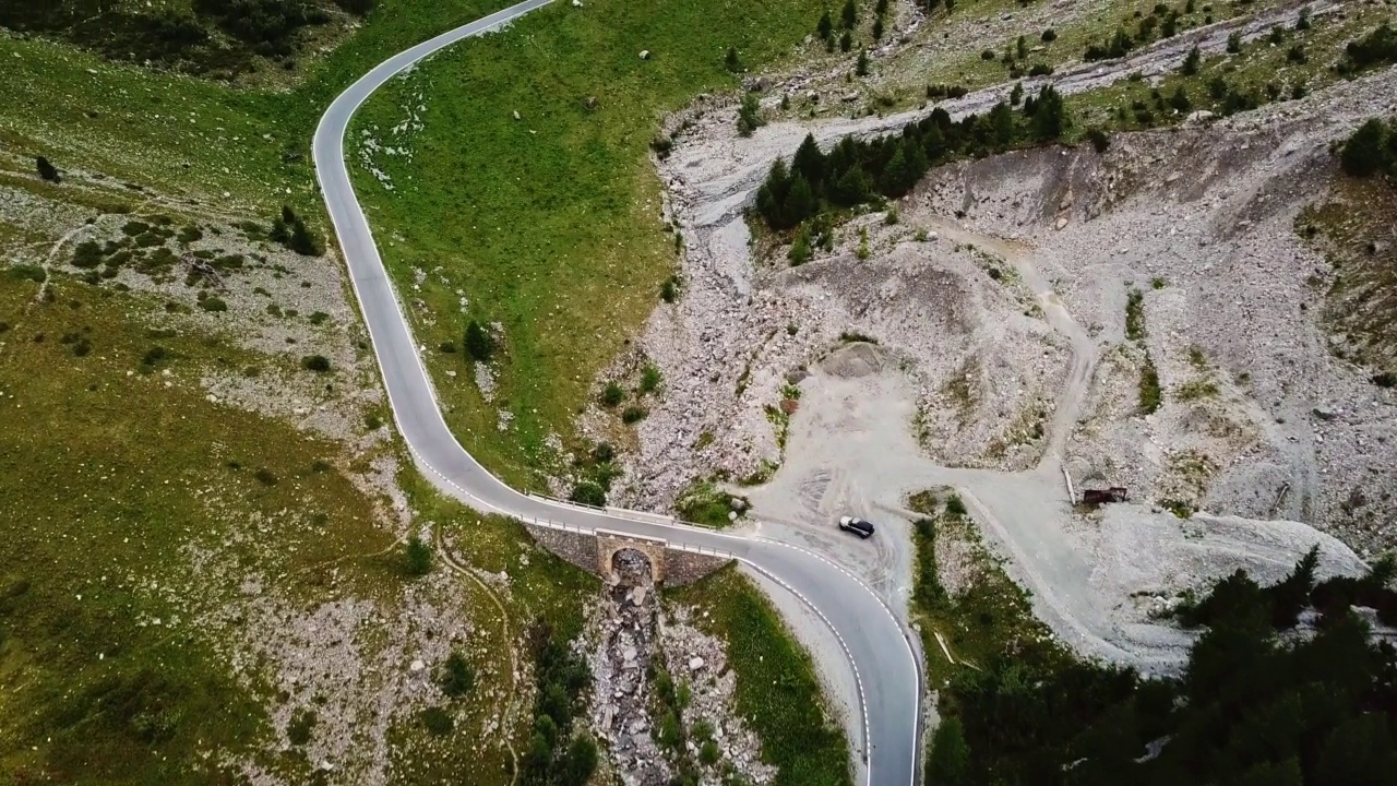 在白云岩中蜿蜒的道路视频素材