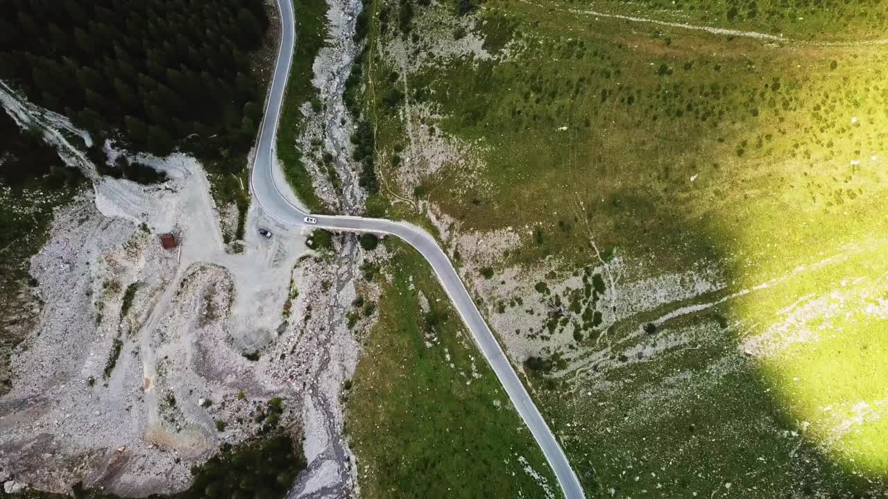 在白云岩中蜿蜒的道路视频素材