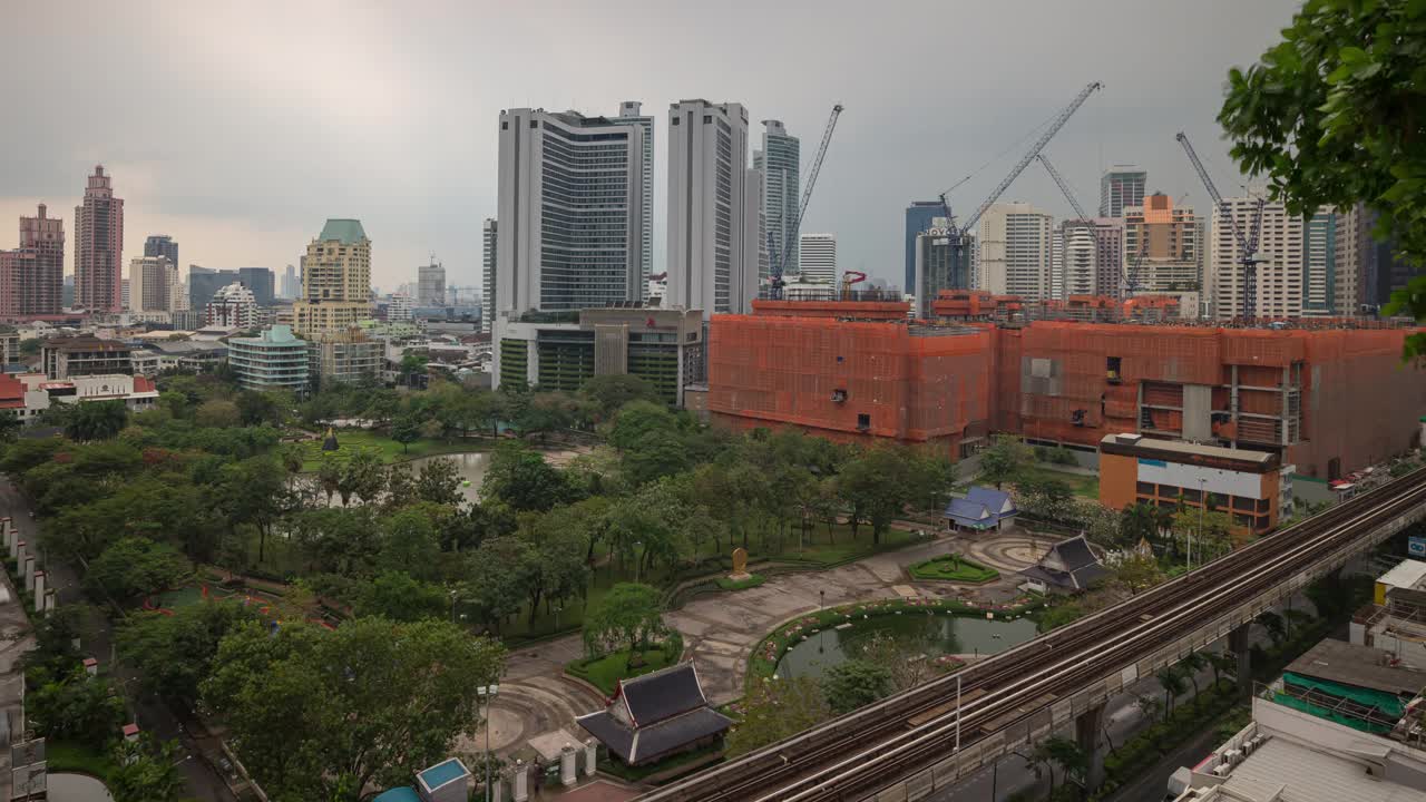 阴天曼谷市中心交通街道公园建筑院子屋顶全景4k延时泰国视频素材