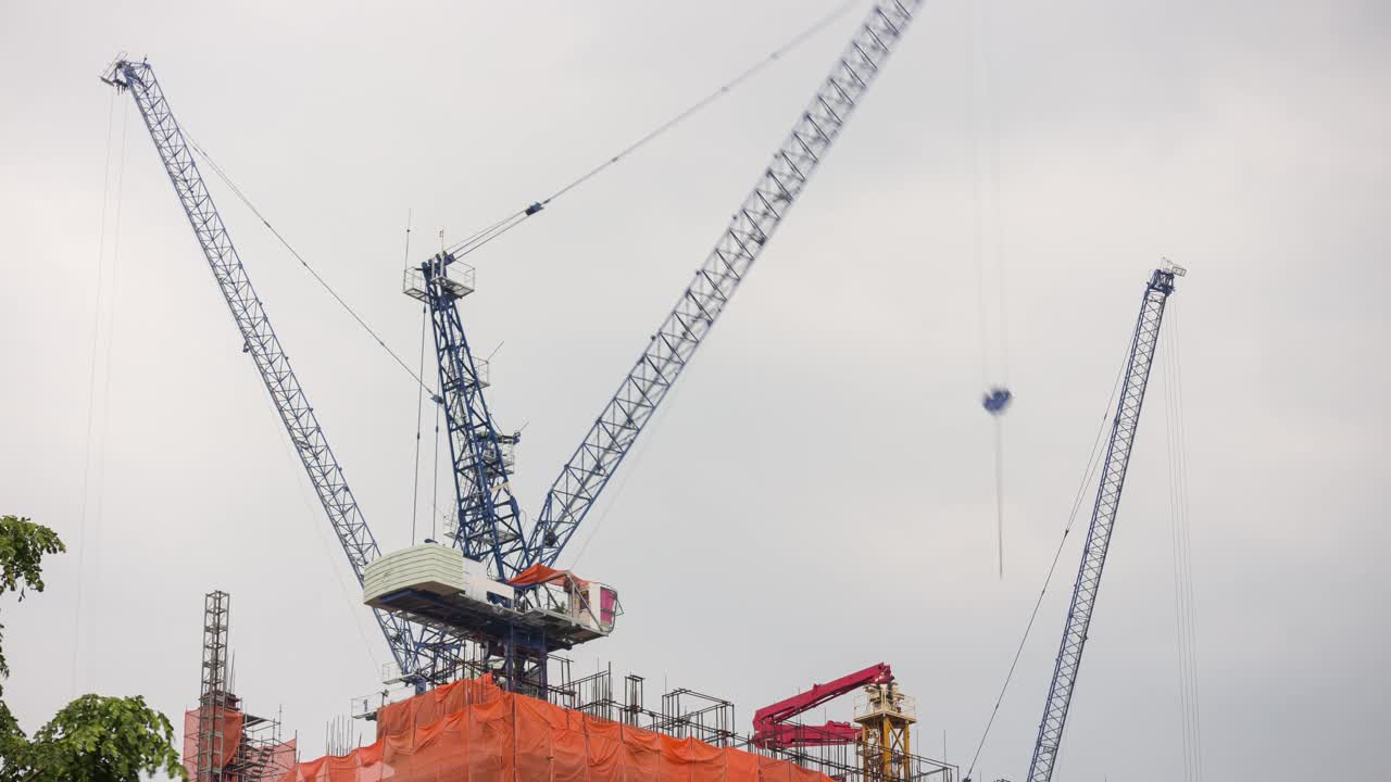 阴天曼谷市中心工作的建筑院子屋顶起重机全景4k时间延时泰国视频素材