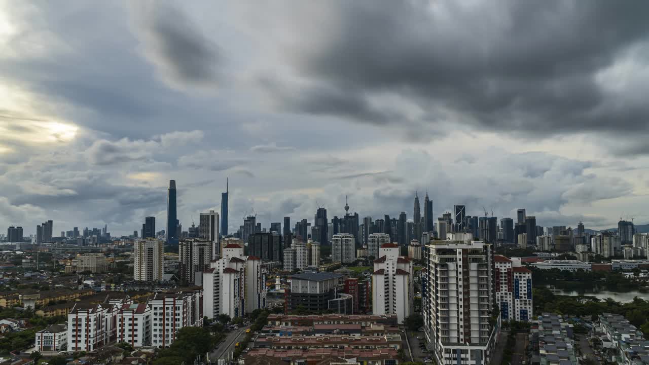 在雨季期间，马来西亚吉隆坡的城市景观的延时4k超高清镜头视频素材