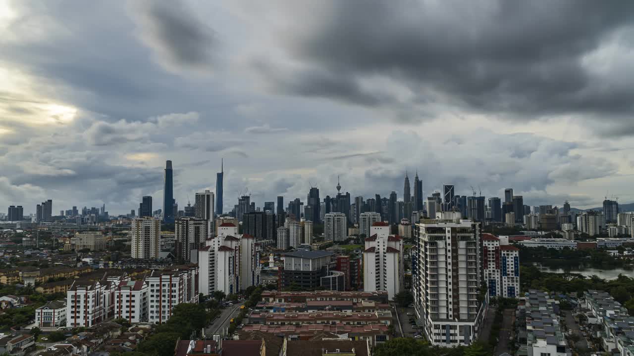 在雨季期间，马来西亚吉隆坡的城市景观的延时4k超高清镜头视频素材