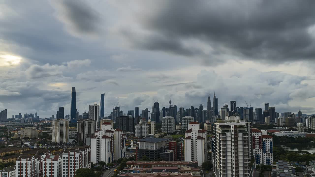 在雨季期间，马来西亚吉隆坡的城市景观的延时4k超高清镜头视频素材