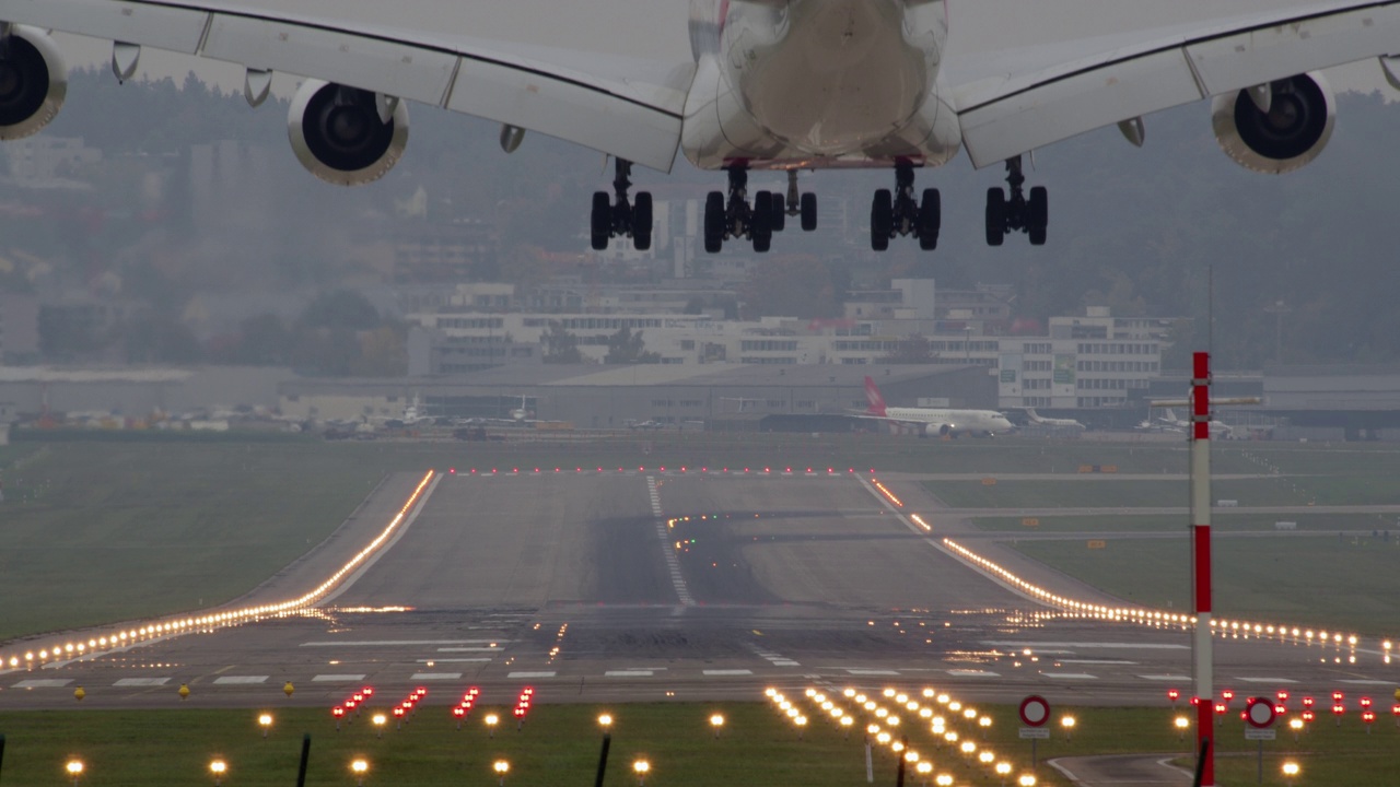 空客A380-800在机场降落视频素材