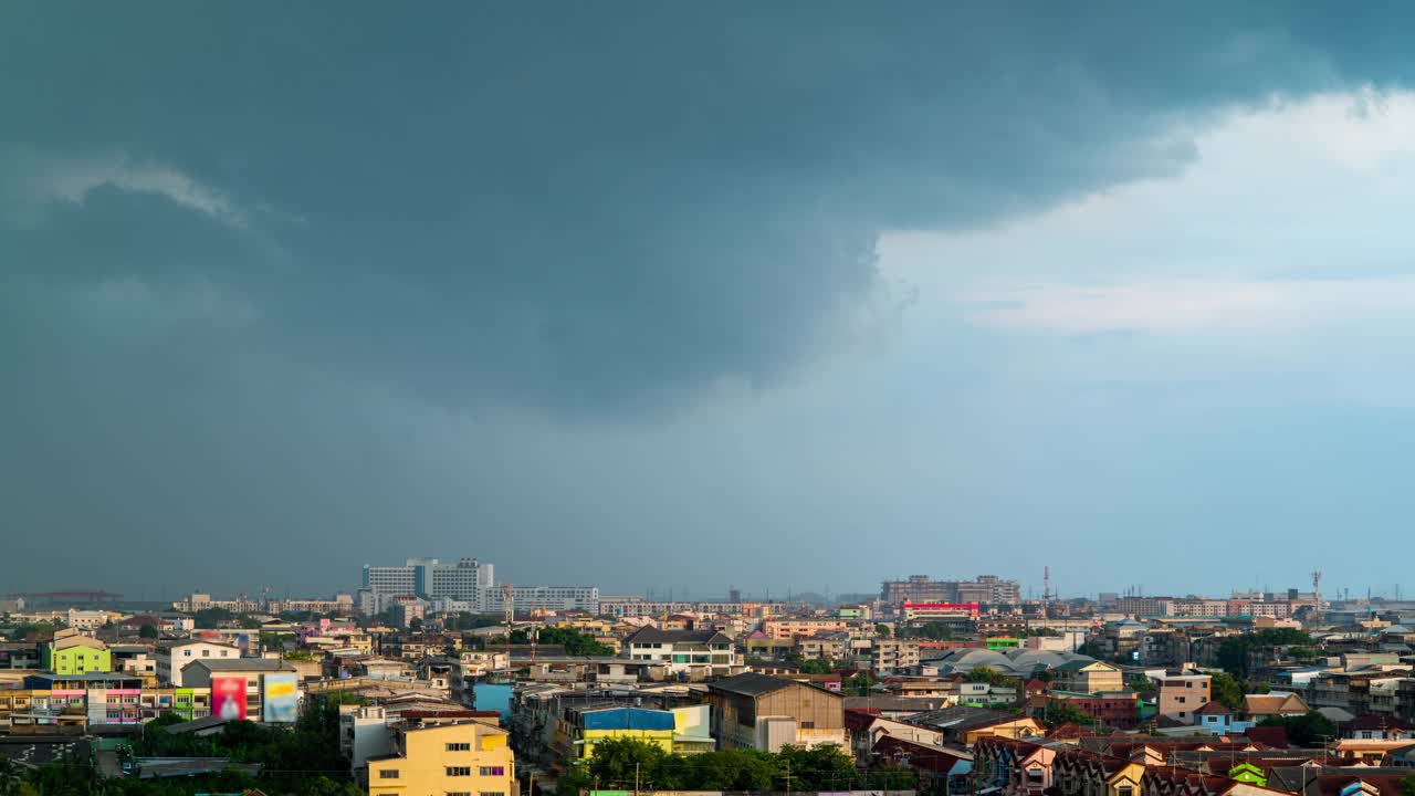 暴雨正在逼近，城市上空乌云密布。视频素材