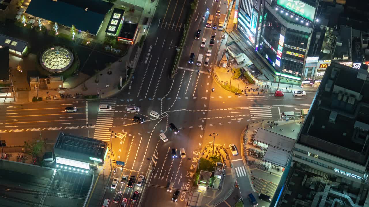 大阪十字路口夜间车辆和行人过马路的时间变化视频素材