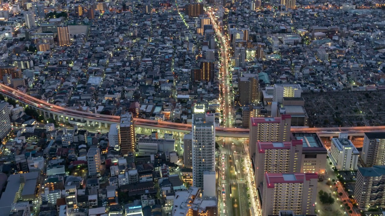 夜晚十字路口繁忙的交通/日本大阪市视频素材