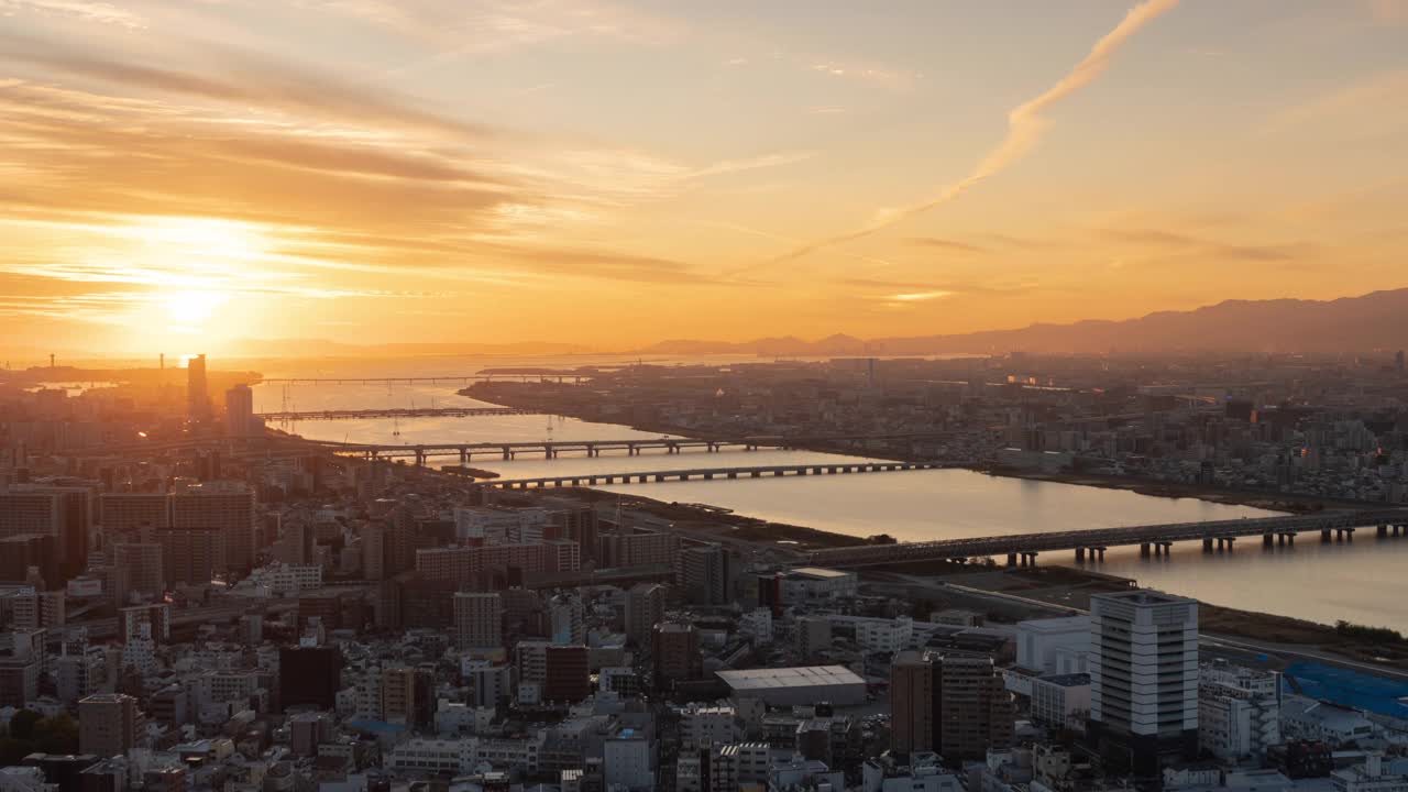 日本大阪市区与云日落的延时航拍日落视频素材