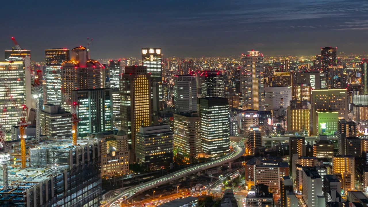 日本大阪夜晚的现代建筑视频素材