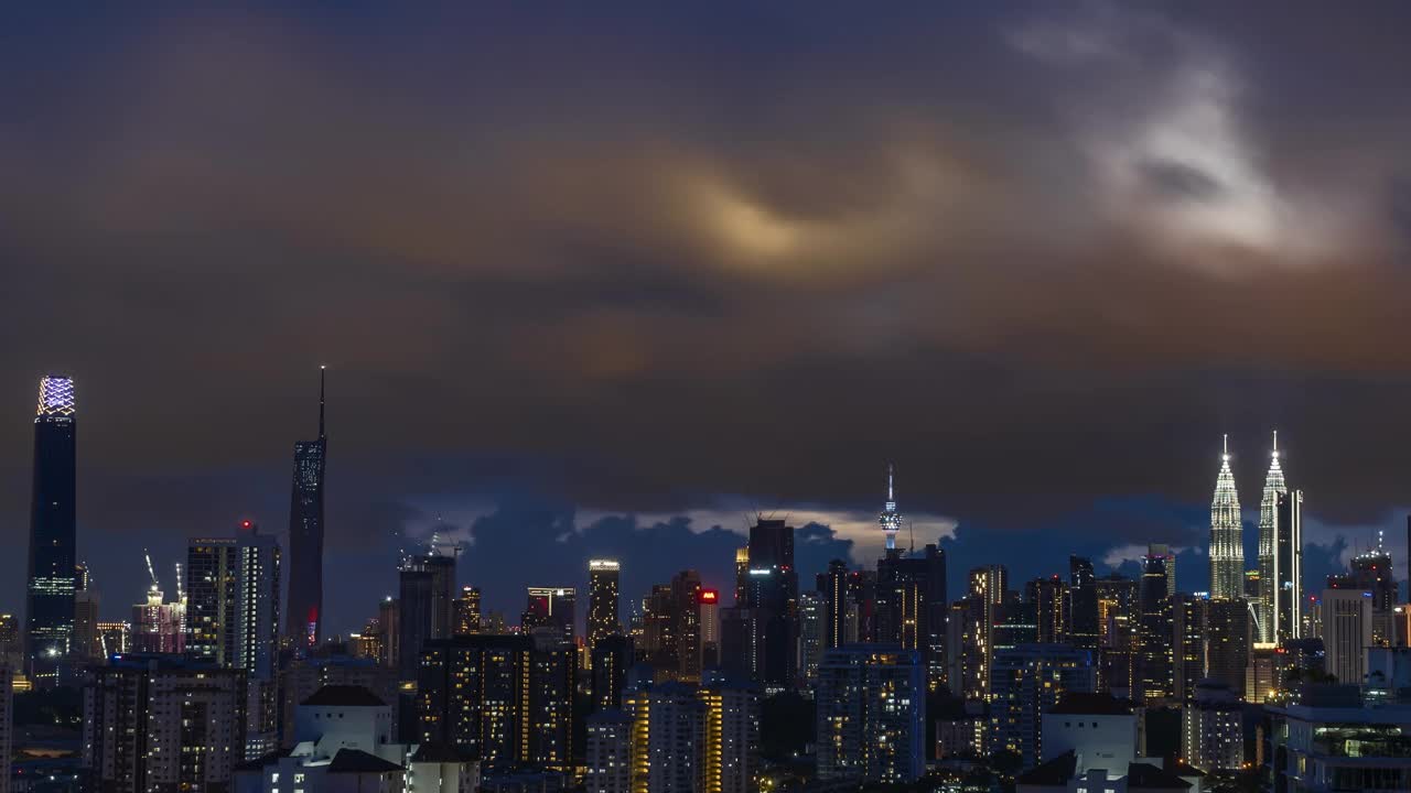 在雨季期间，马来西亚吉隆坡的城市景观的延时4k超高清镜头视频素材