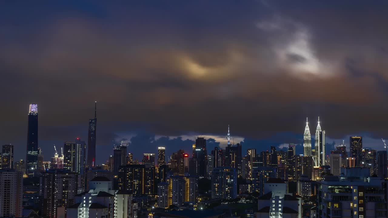 在雨季期间，马来西亚吉隆坡的城市景观的延时4k超高清镜头视频素材