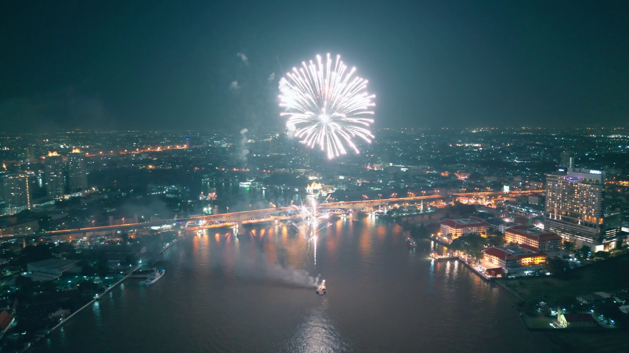 空中无人机视角多色烟花表演在天空之城。除夕。摩天大楼和城市景观庆祝夜晚的灯光视频素材