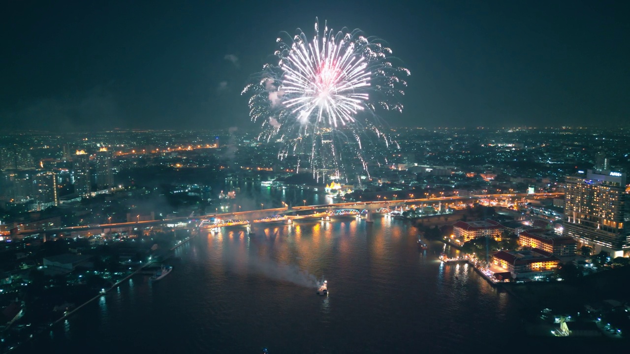 空中无人机视角多色烟花表演在天空之城。除夕。摩天大楼和城市景观庆祝夜晚的灯光视频素材