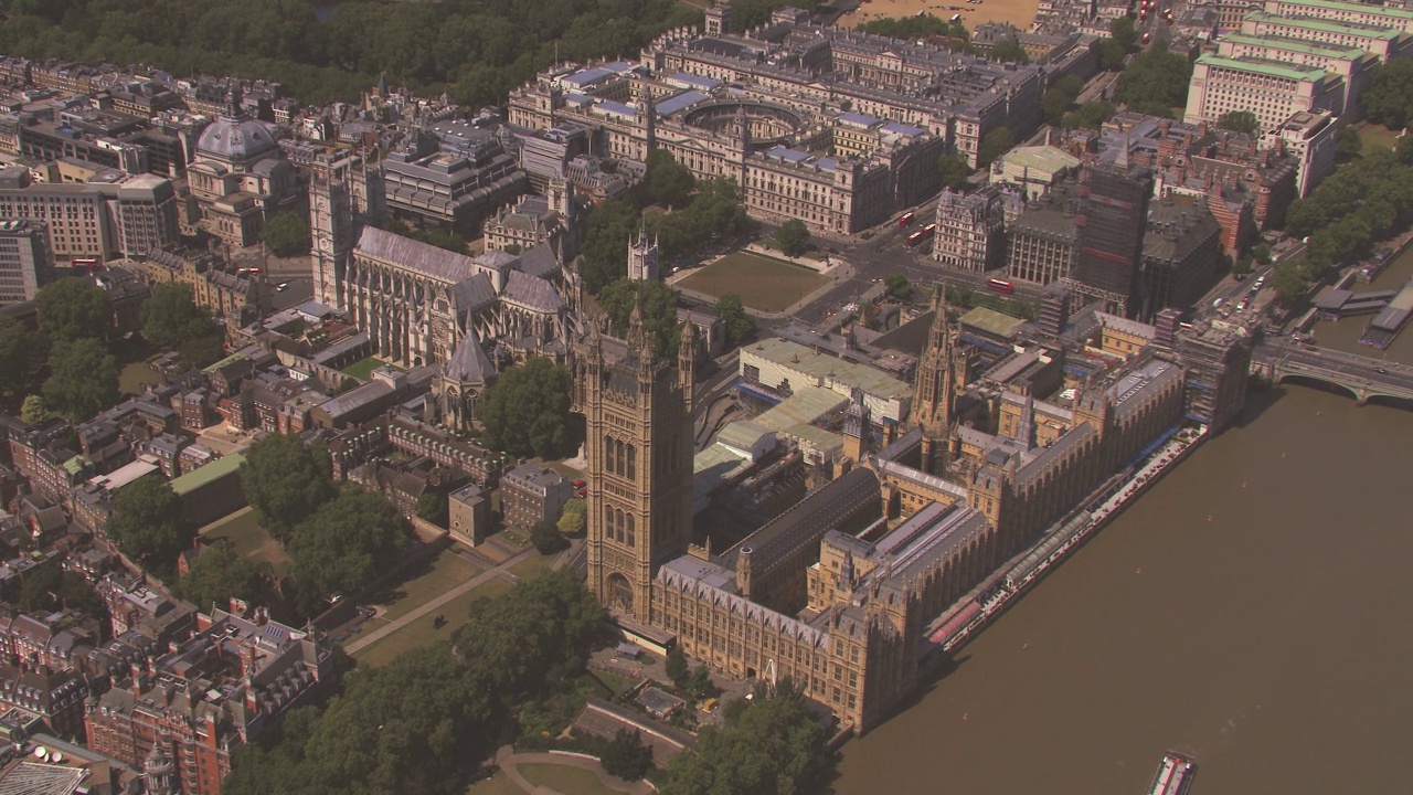 鸟瞰英国伦敦的议会大厦和威斯敏斯特教堂。4 k视频素材
