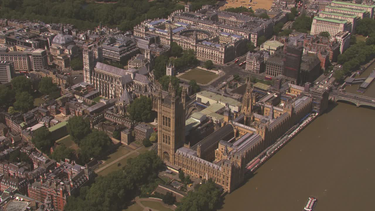鸟瞰英国伦敦的议会大厦和威斯敏斯特教堂。4 k视频素材