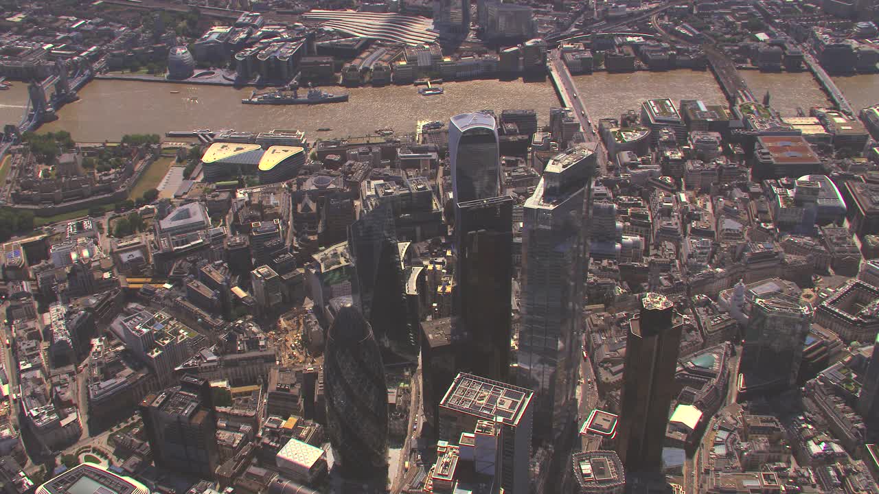 鸟瞰伦敦城，碎片大厦和泰晤士河，英国。4 k视频素材