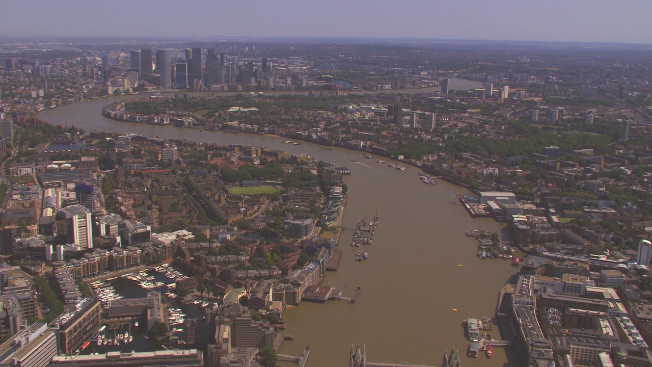 鸟瞰金丝雀码头，泰晤士河和塔桥，英国。4 k视频素材