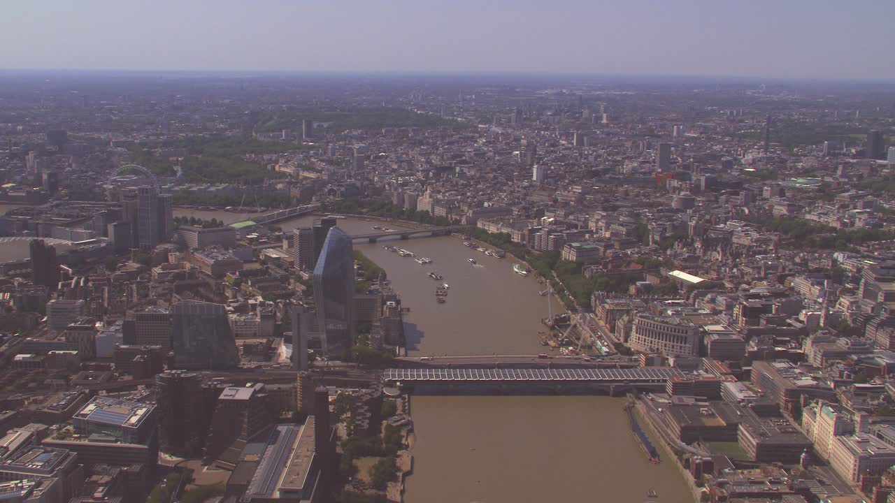 鸟瞰伦敦市中心和泰晤士河，英国。4 k视频素材