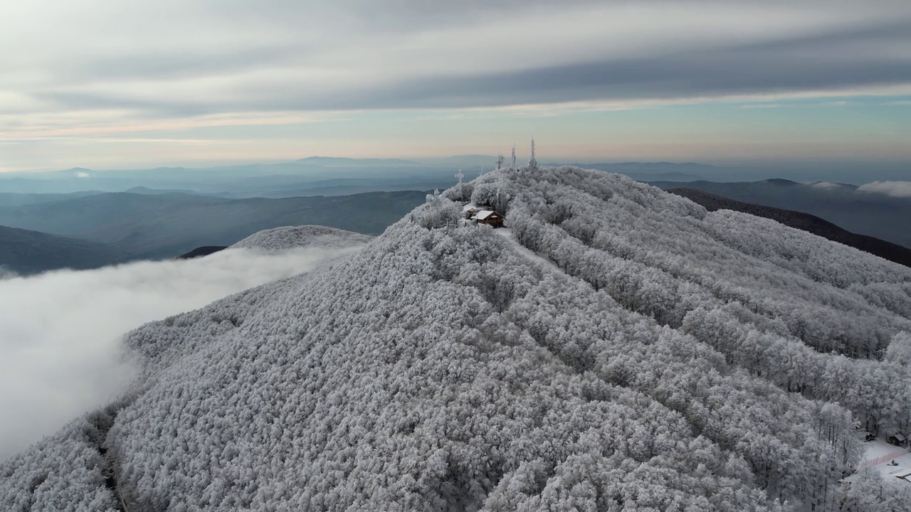 无人机在冬天的阿米塔山顶跟踪。视频素材