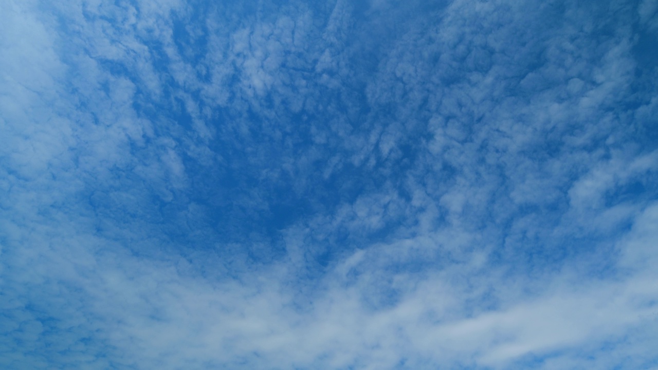 飘着蓬松的云。两层云。蓝色的夏日天空，云在不同的方向移动。时间流逝。视频素材