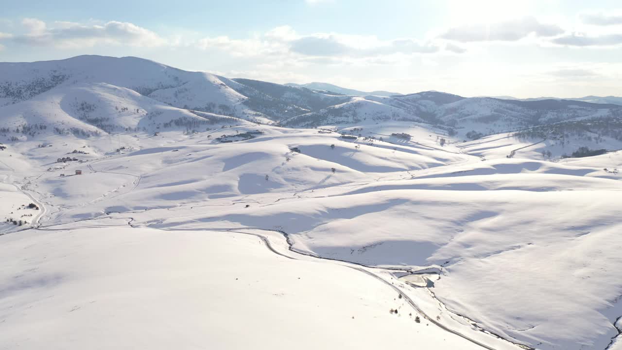 塞尔维亚兹拉蒂博尔冬季雪山的航拍视频素材