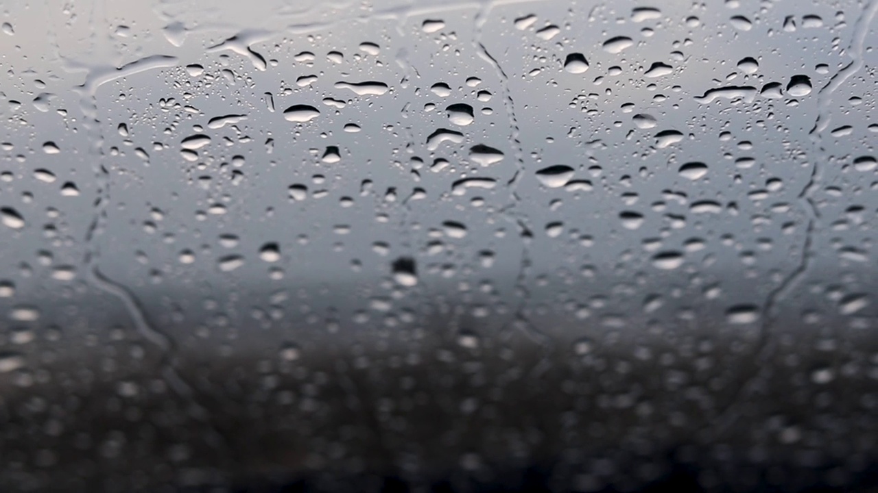 雨刷在雨中清洁风挡玻璃视频素材