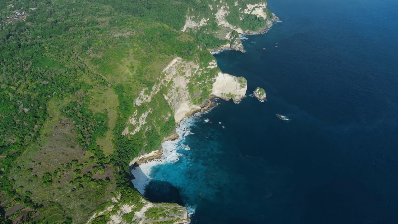 努萨佩尼达的海岸线有岩石悬崖和海洋。印度尼西亚风景优美的岛屿鸟瞰图视频素材