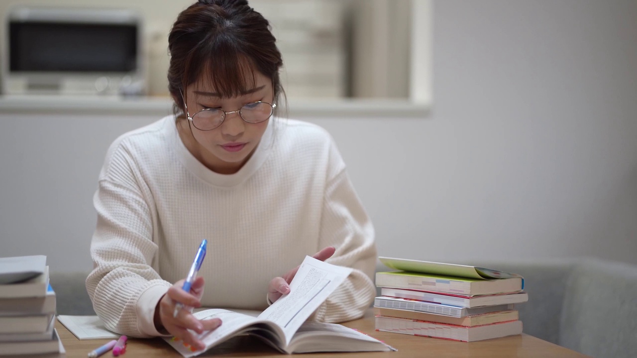 在家学习的女性视频素材