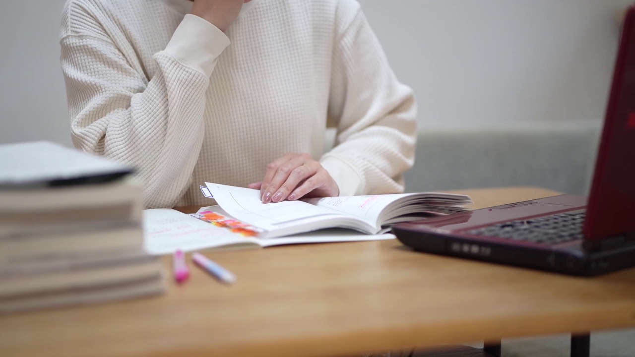 女人用笔记本电脑学习视频素材