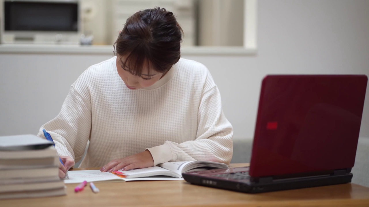 女人用笔记本电脑学习视频素材