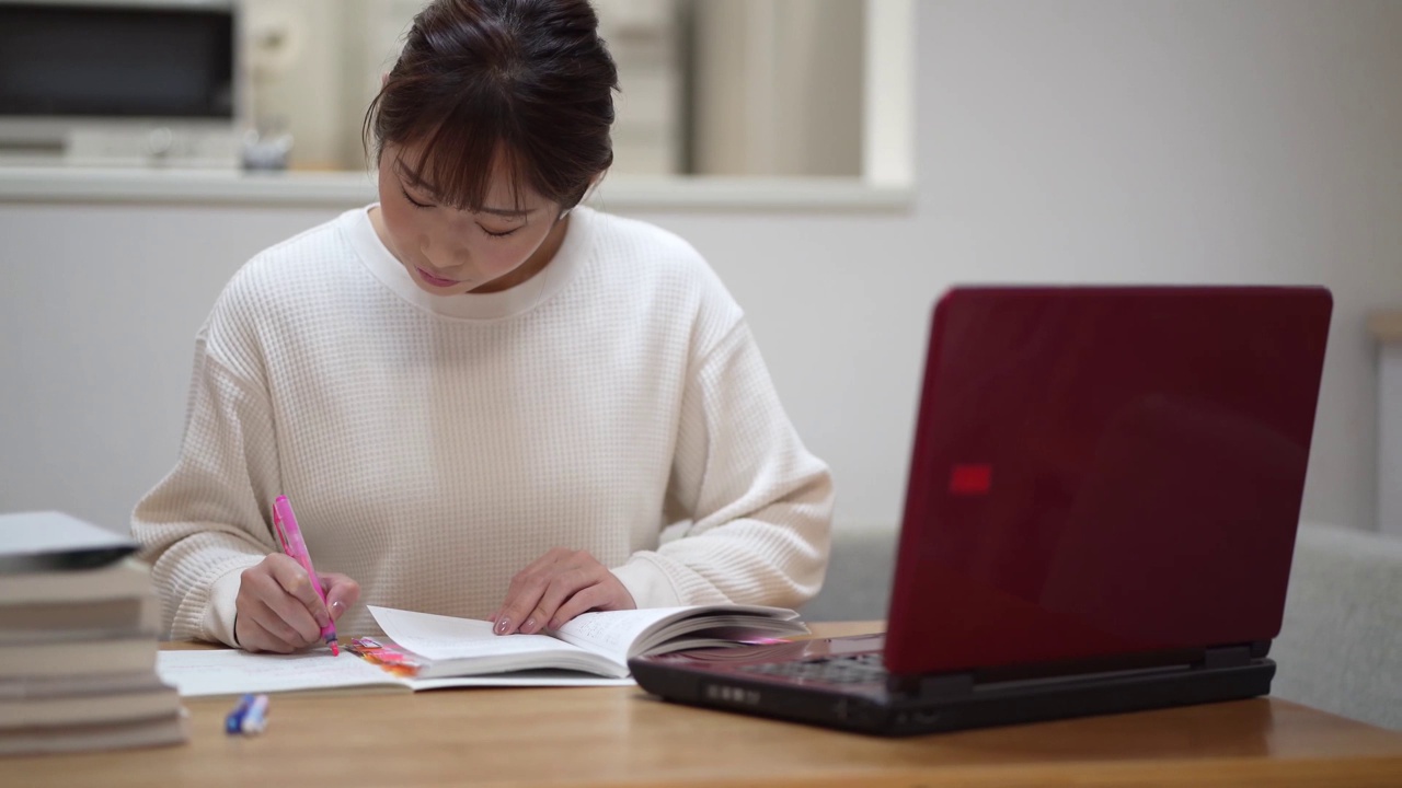 女人用笔记本电脑学习视频素材