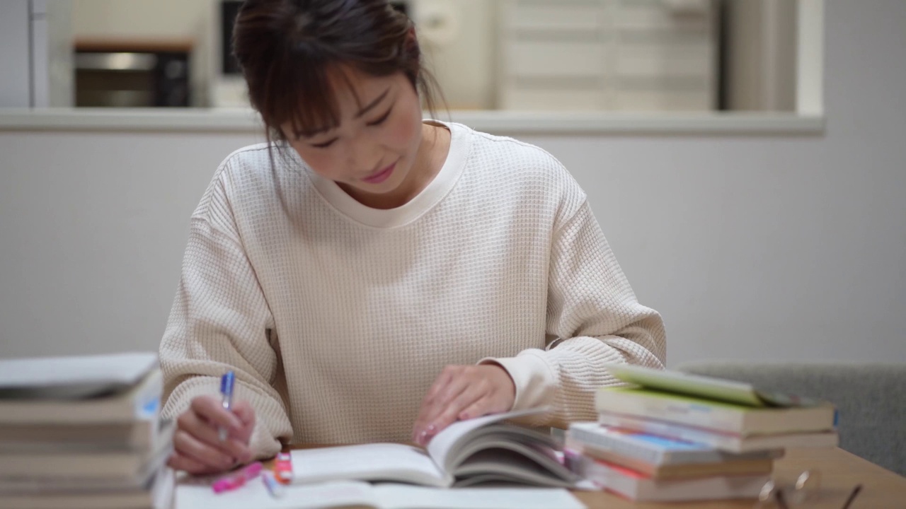 在家学习的女性视频素材