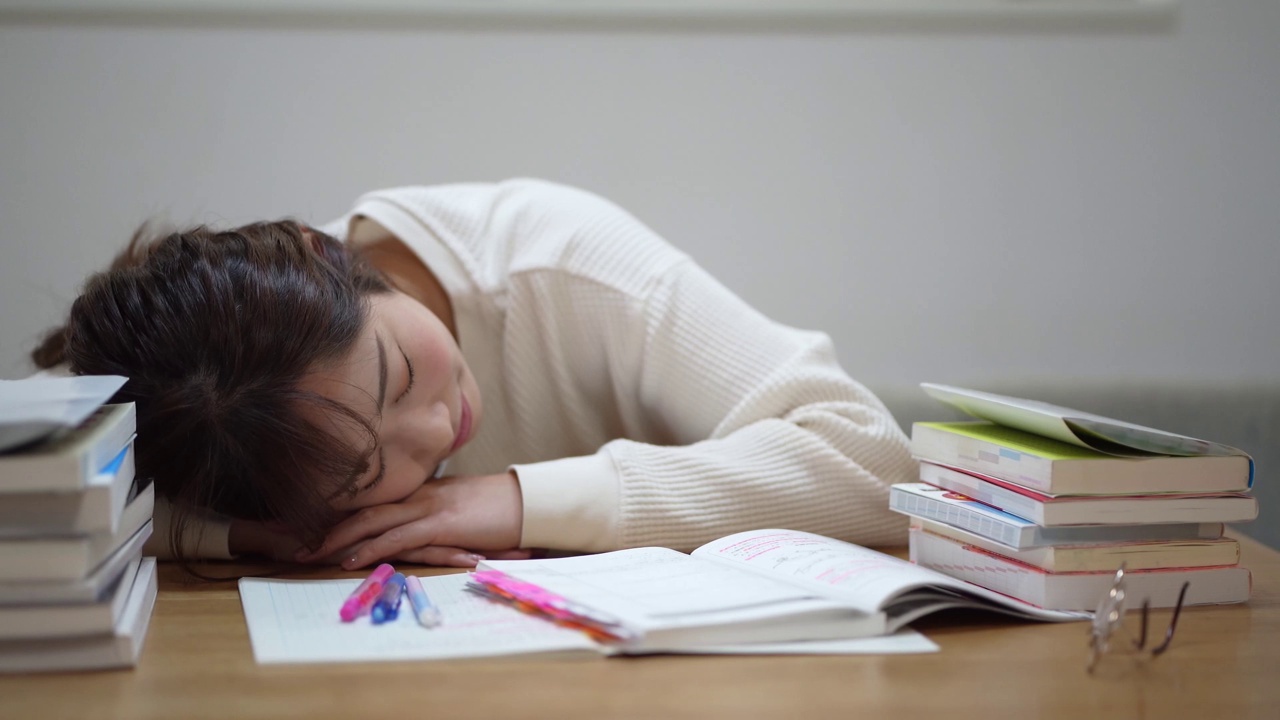 一名女子在学习时打盹视频素材