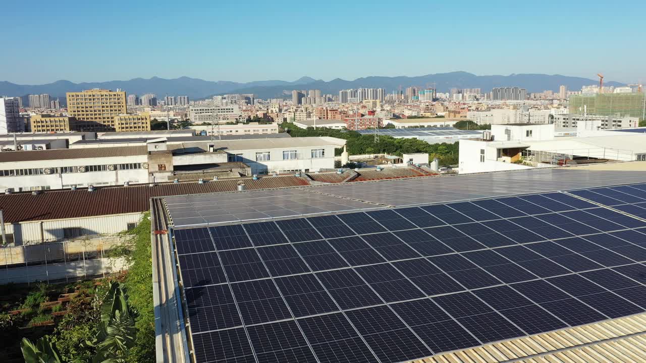 屋顶上的太阳能电池板视频素材