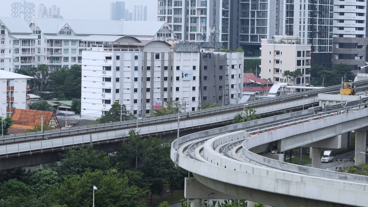 高楼林立的城市景观。视频素材