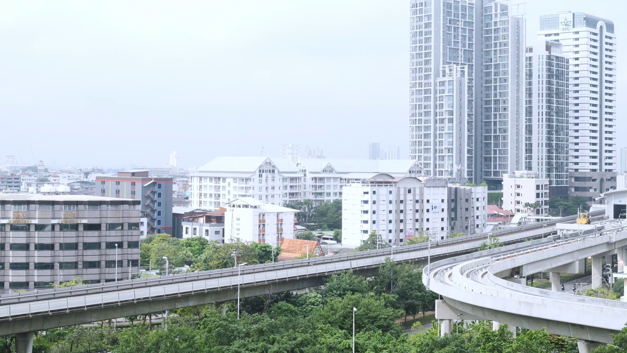 高楼林立的城市景观。视频素材