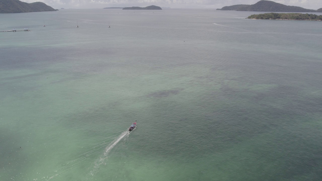 在阴沉的日子里，鸟瞰美丽的海景，有山和船视频素材