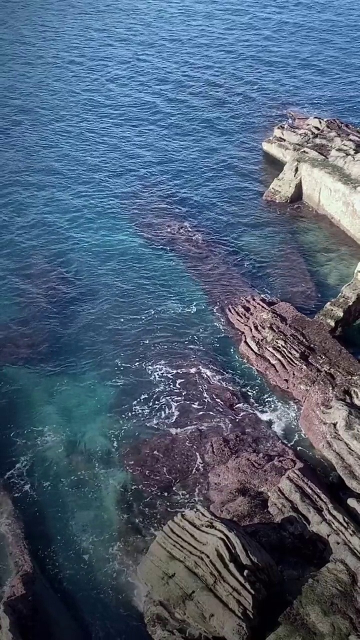 从岩石海岸线可以看到大海和悬崖视频素材