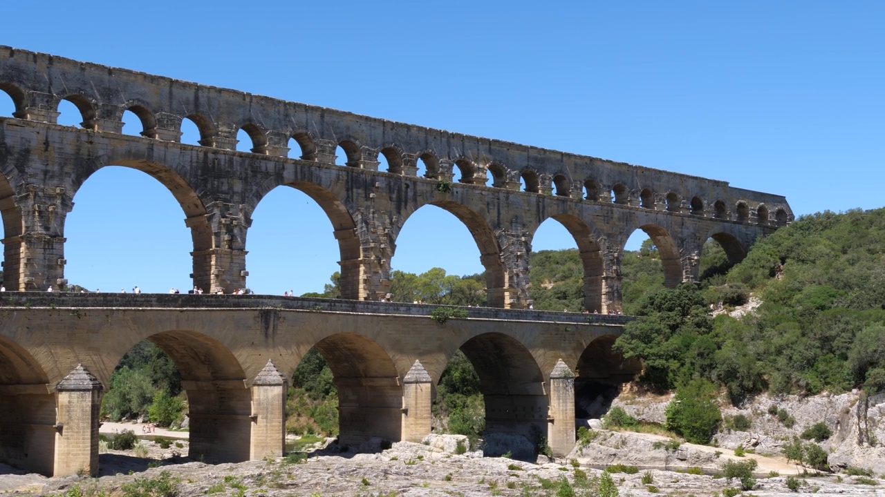 法国加尔桥的全景图，这是一座古罗马的渡槽桥视频素材