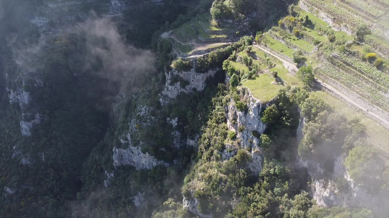 著名的徒步路线，意大利阿马尔菲海岸的神之路-空中拉回。无人机俯瞰阿马尔菲海岸视频素材