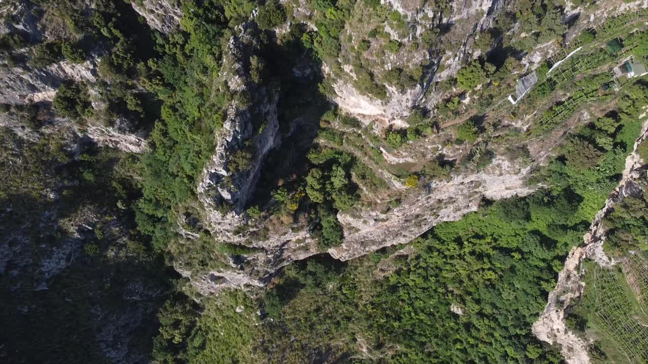 著名的徒步路线，意大利阿马尔菲海岸的神之路-空中拉回。无人机俯瞰阿马尔菲海岸视频素材