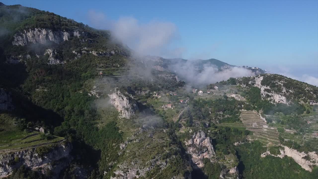 著名的徒步路线，意大利阿马尔菲海岸的神之路-空中拉回。无人机俯瞰阿马尔菲海岸视频素材