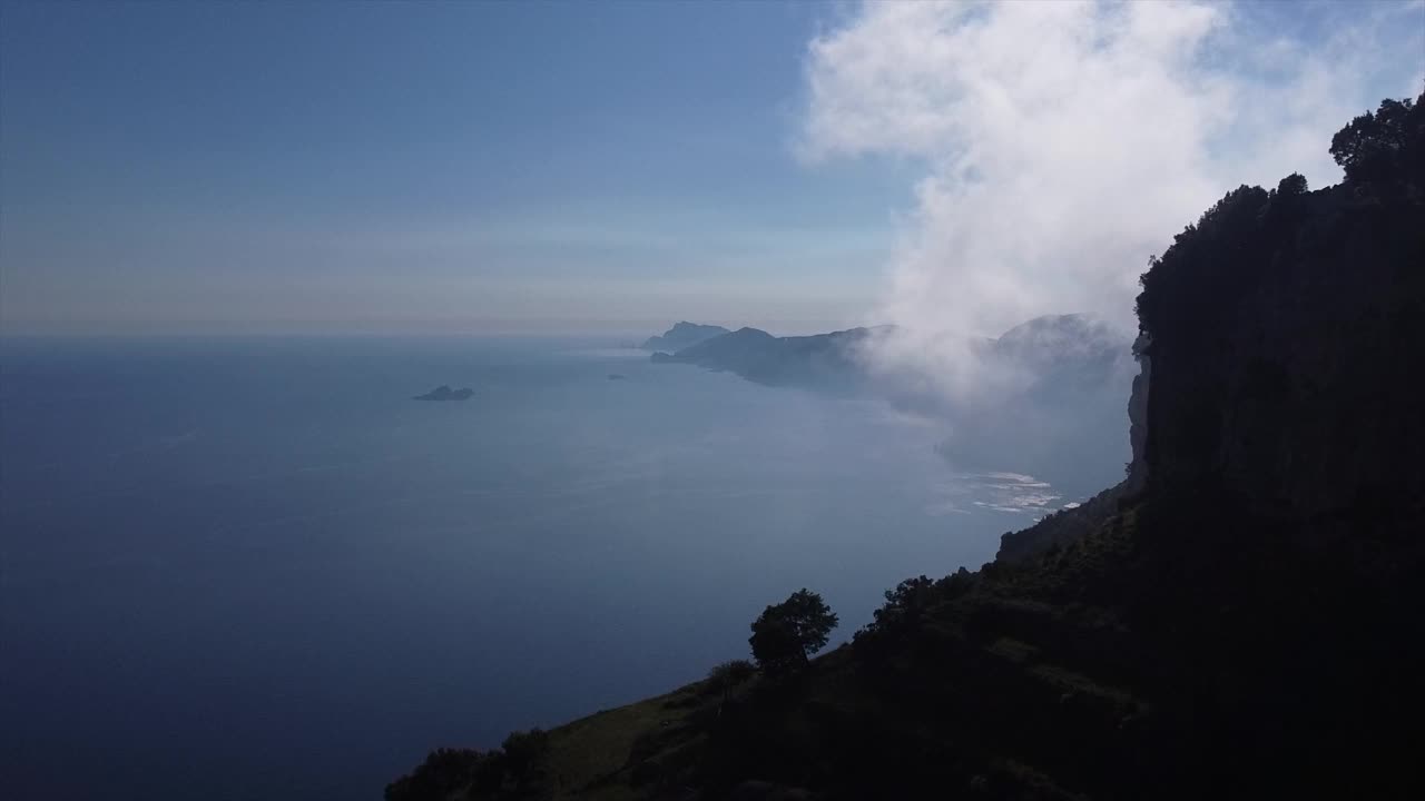 无人机在意大利阿马尔菲海岸上空飞行。无人机俯瞰阿马尔菲和波西塔诺视频素材