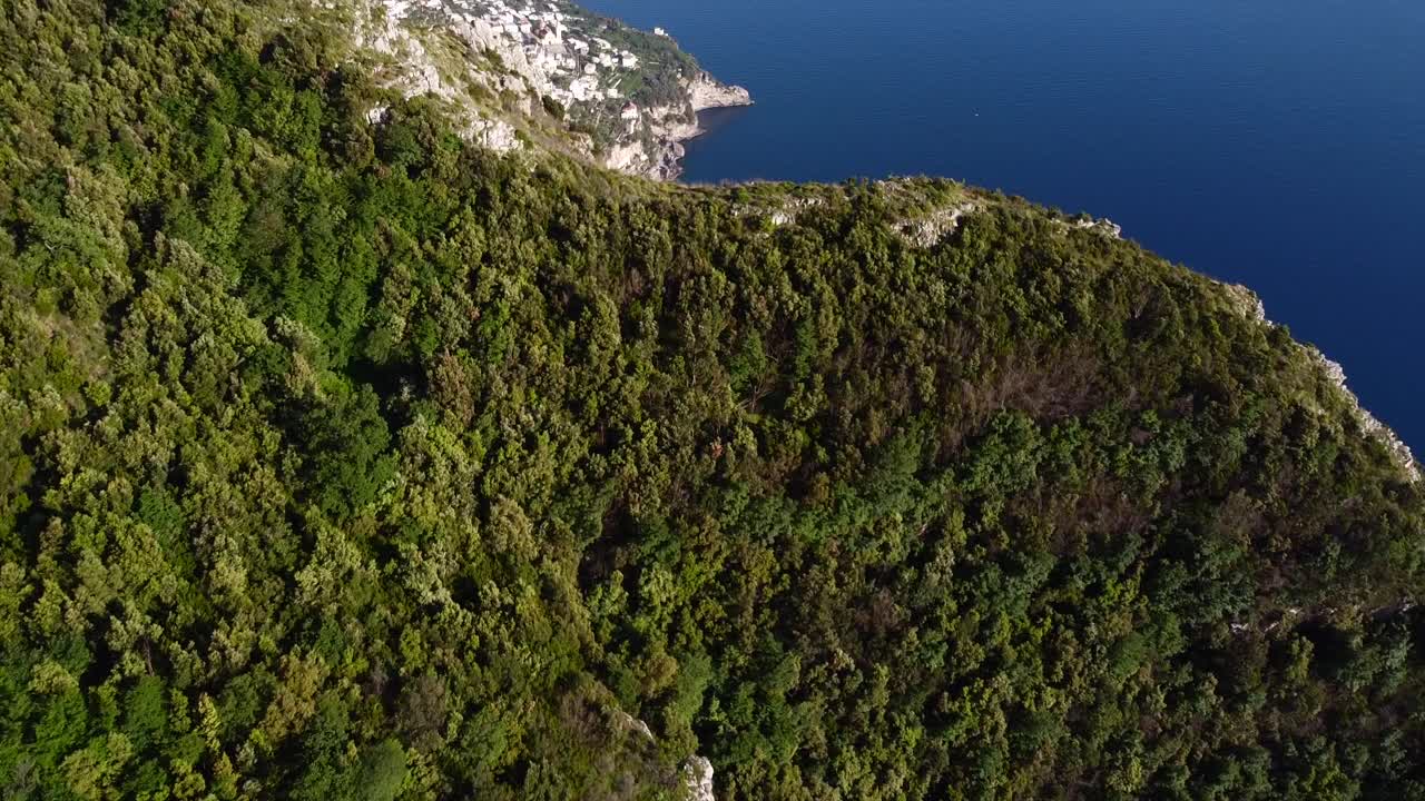 俯瞰阿马尔菲海岸。无人机俯瞰意大利那不勒斯省的山脉和海洋视频素材