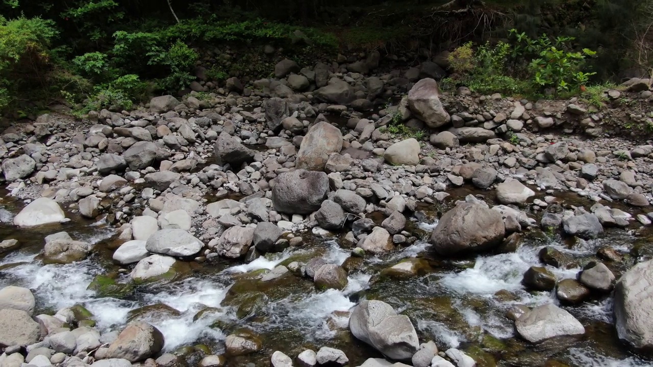 伊奥河谷的外留库河。水流通过河流岩石向下游流动。视频素材