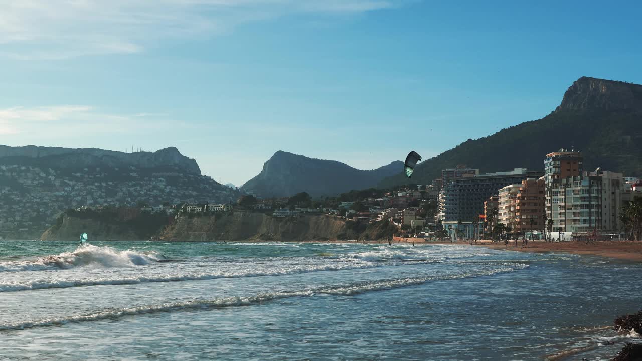 活跃的年轻人在有风的晴天在巨大的海浪上冲浪水上运动视频素材